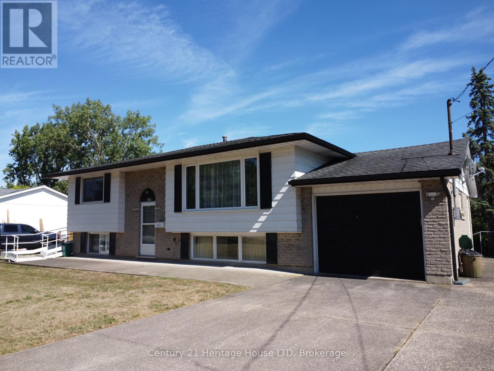 310 Albany Street, Fort Erie (Lakeshore), Ontario  L2A 1L9 - Photo 4 - X12336391