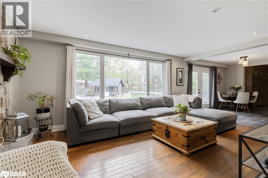 Property at 31 LAWRENCE Avenue image 3