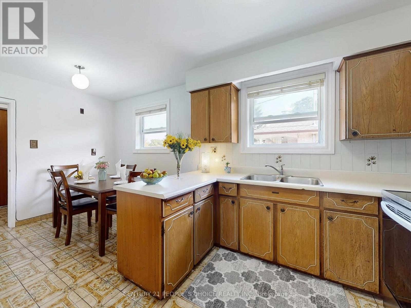 42 Clayhall Crescent, Toronto (York University Heights), Ontario  M3J 1W6 - Photo 10 - W12336448