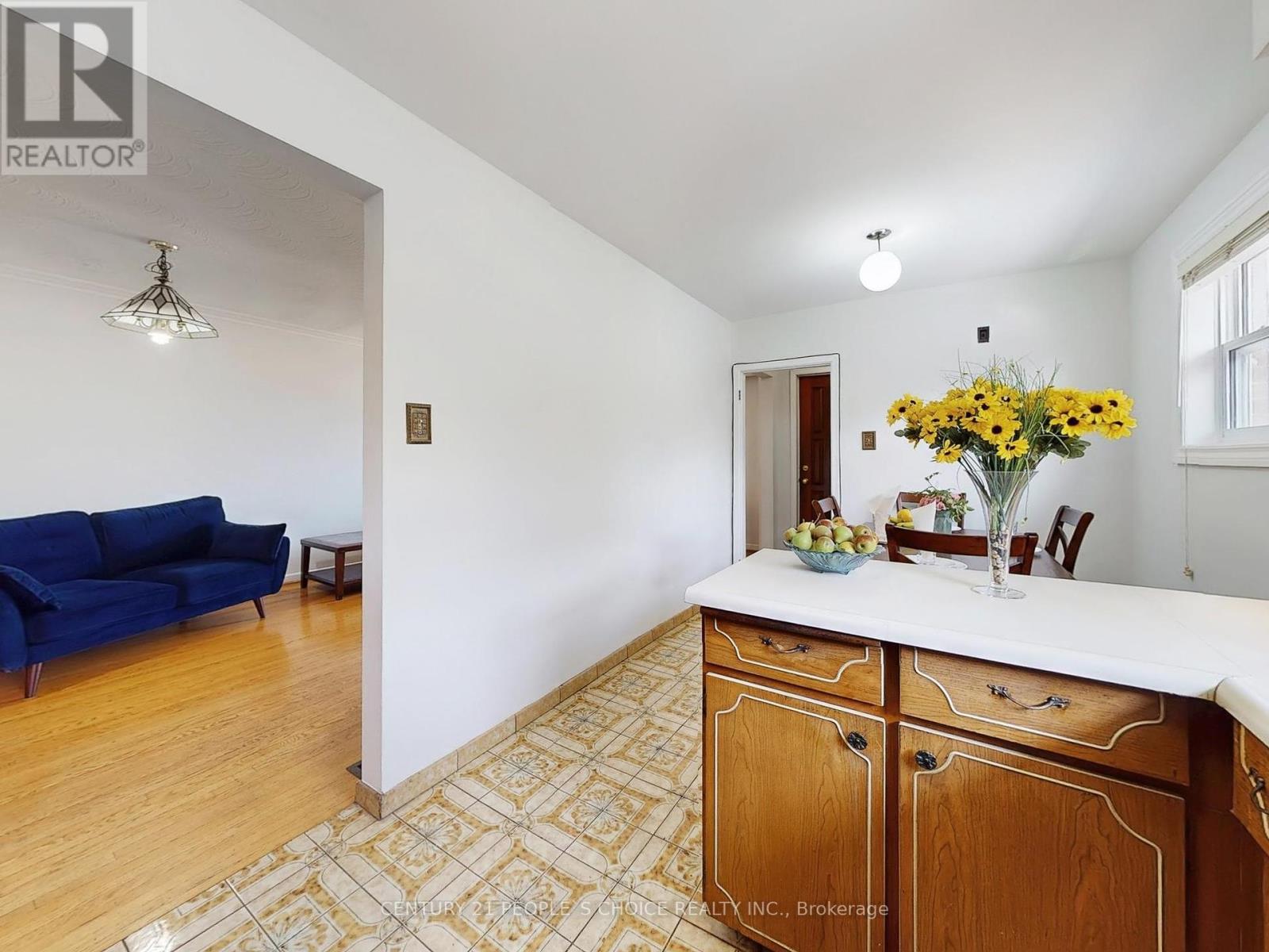 42 Clayhall Crescent, Toronto (York University Heights), Ontario  M3J 1W6 - Photo 11 - W12336448