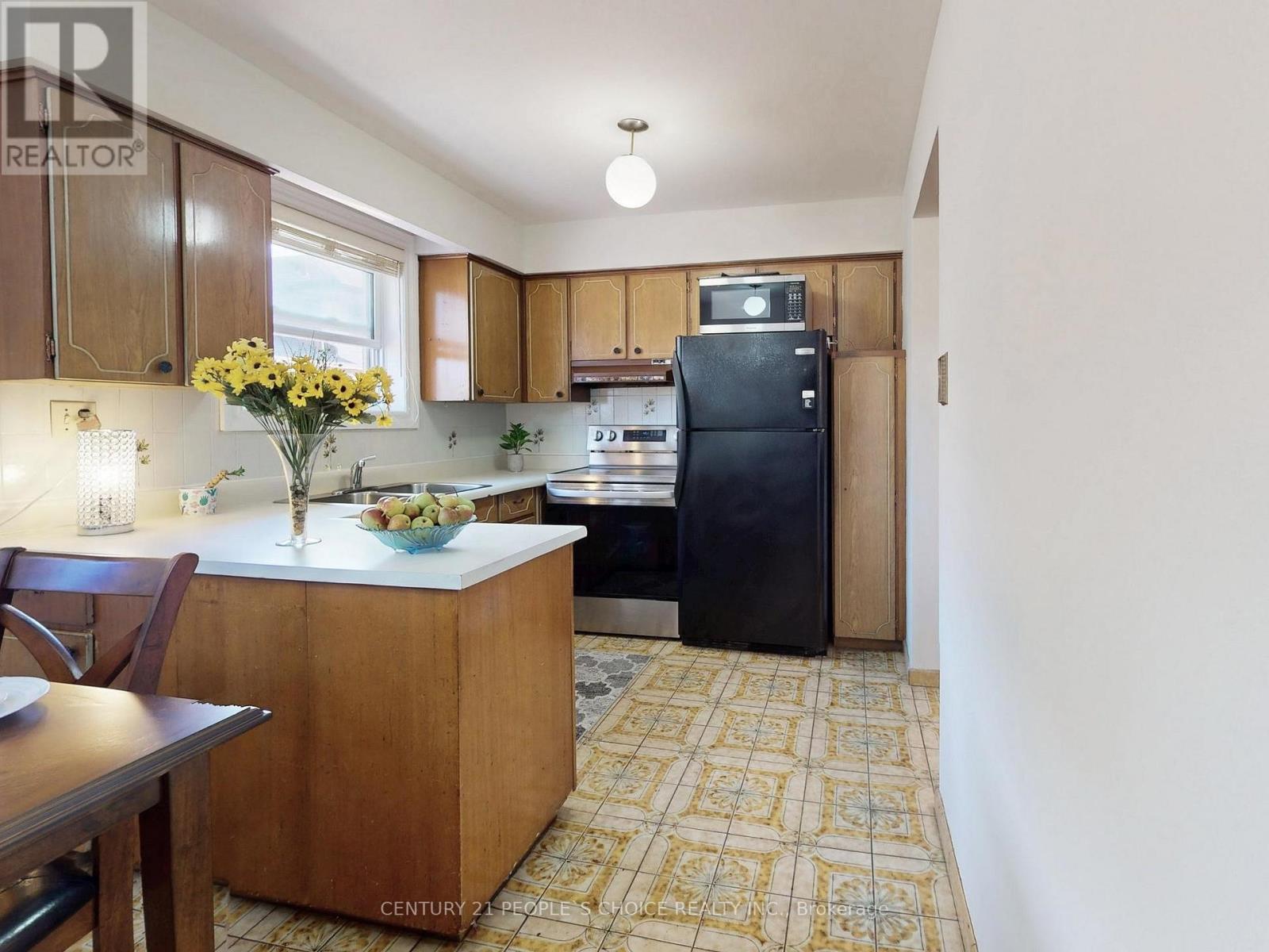 42 Clayhall Crescent, Toronto (York University Heights), Ontario  M3J 1W6 - Photo 12 - W12336448