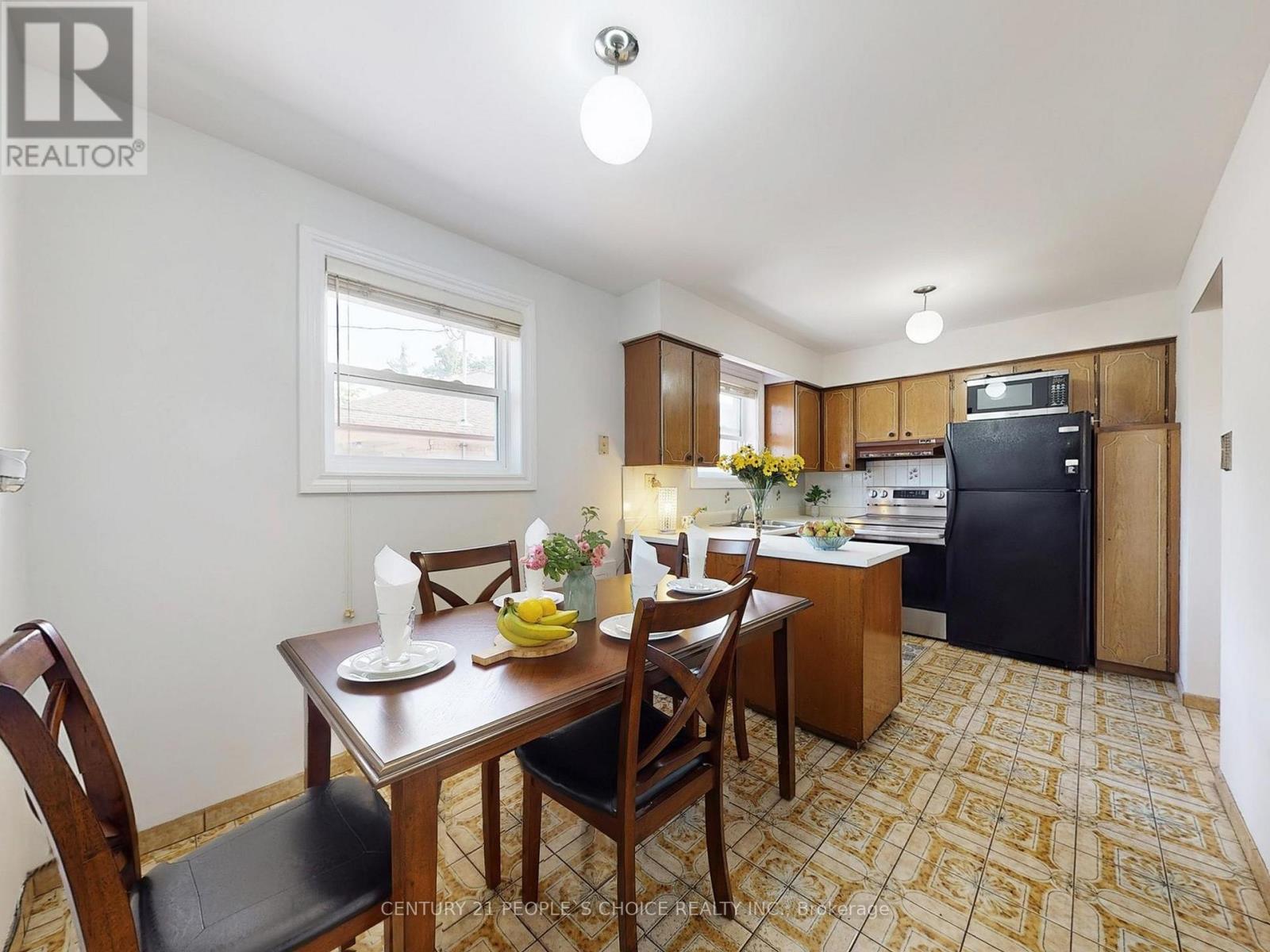 42 Clayhall Crescent, Toronto (York University Heights), Ontario  M3J 1W6 - Photo 13 - W12336448