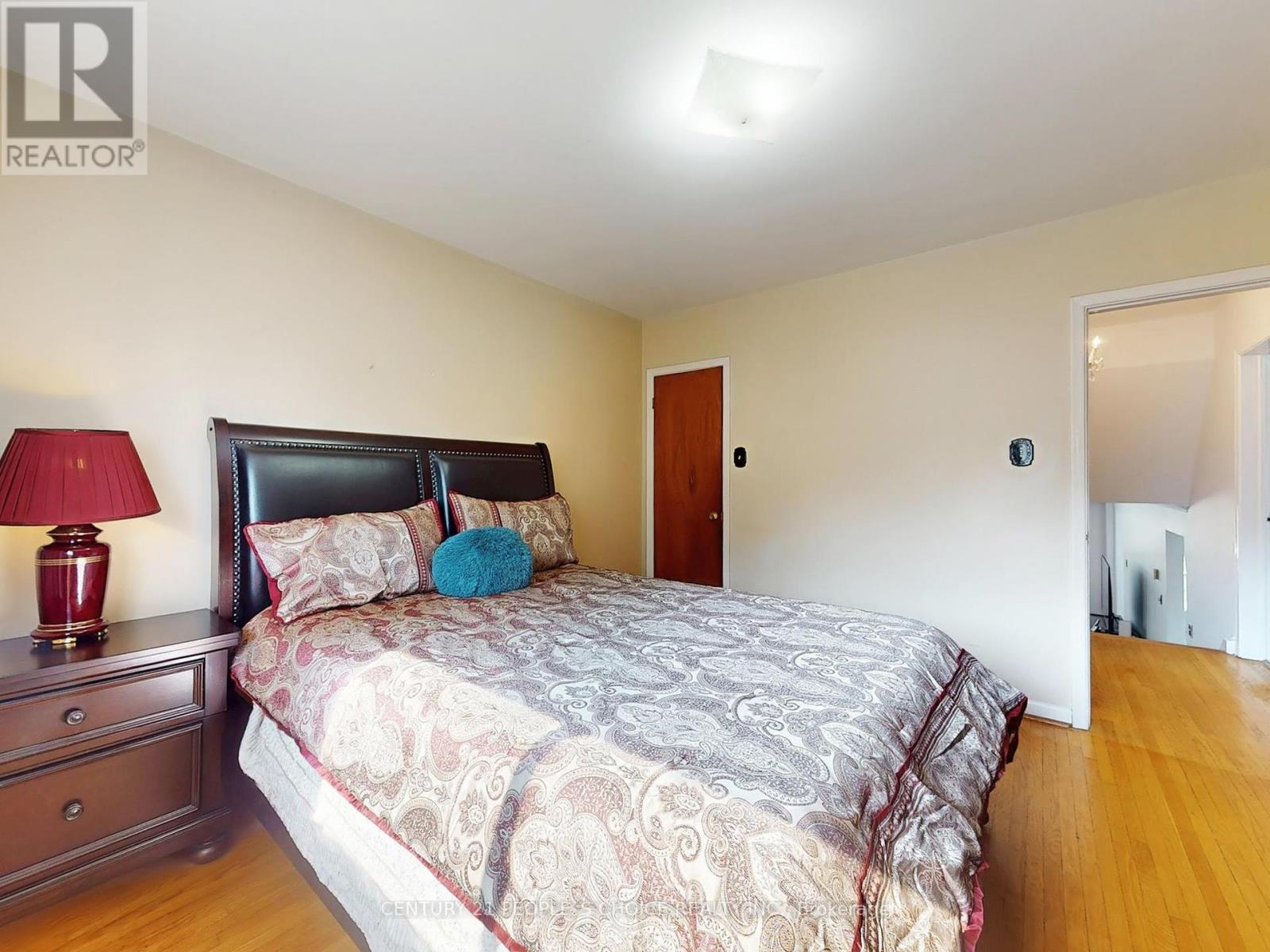 42 Clayhall Crescent, Toronto (York University Heights), Ontario  M3J 1W6 - Photo 17 - W12336448