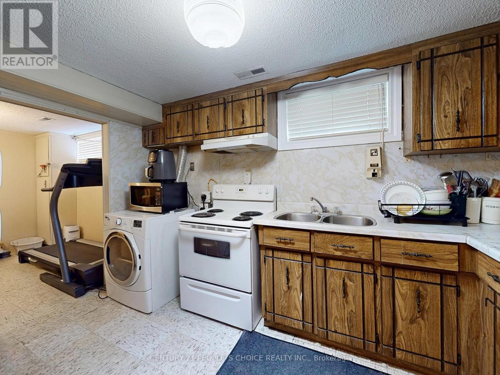 42 Clayhall Crescent, Toronto (York University Heights), Ontario  M3J 1W6 - Photo 25 - W12336448