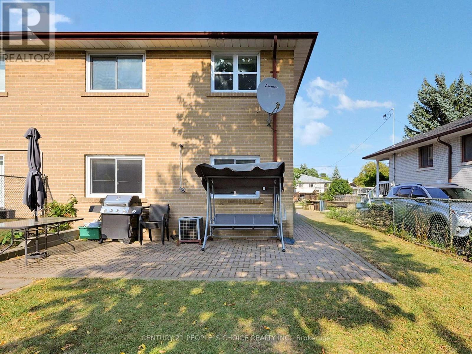 42 Clayhall Crescent, Toronto (York University Heights), Ontario  M3J 1W6 - Photo 30 - W12336448