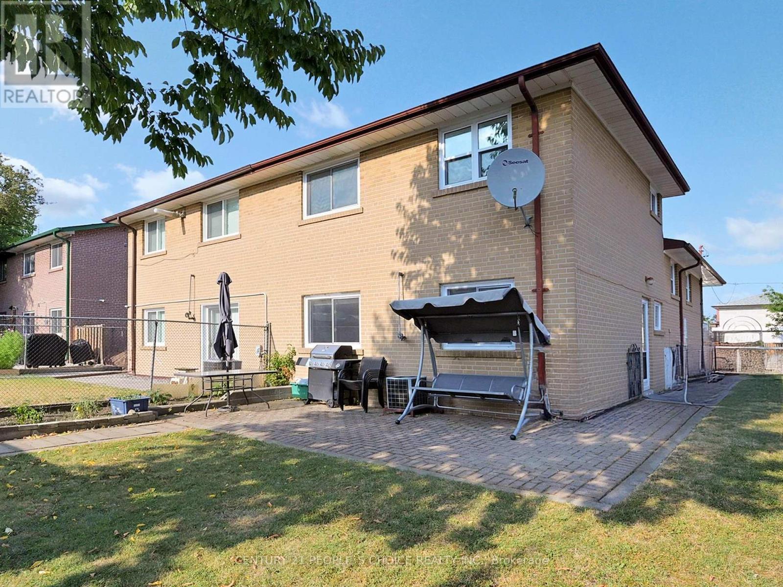 42 Clayhall Crescent, Toronto (York University Heights), Ontario  M3J 1W6 - Photo 31 - W12336448