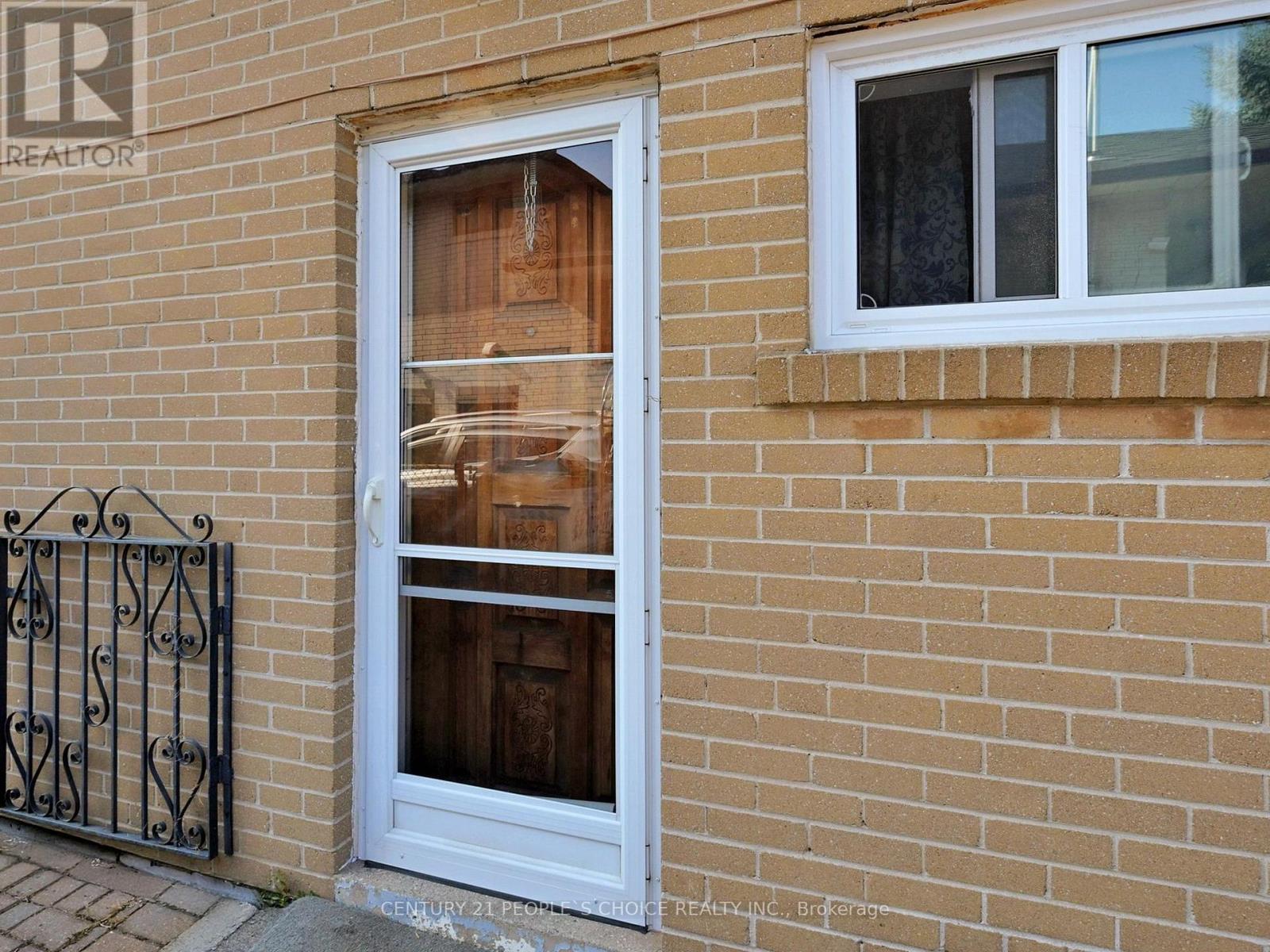 42 Clayhall Crescent, Toronto (York University Heights), Ontario  M3J 1W6 - Photo 35 - W12336448