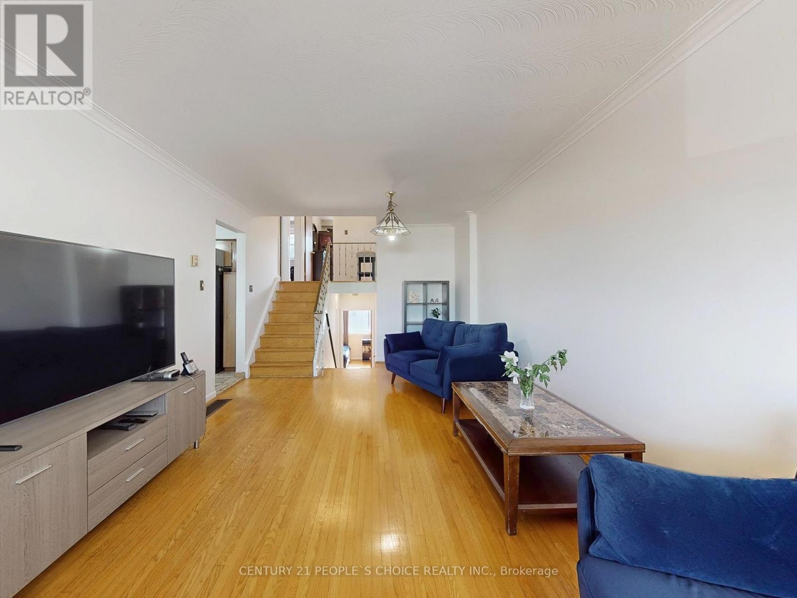 42 Clayhall Crescent, Toronto (York University Heights), Ontario  M3J 1W6 - Photo 6 - W12336448