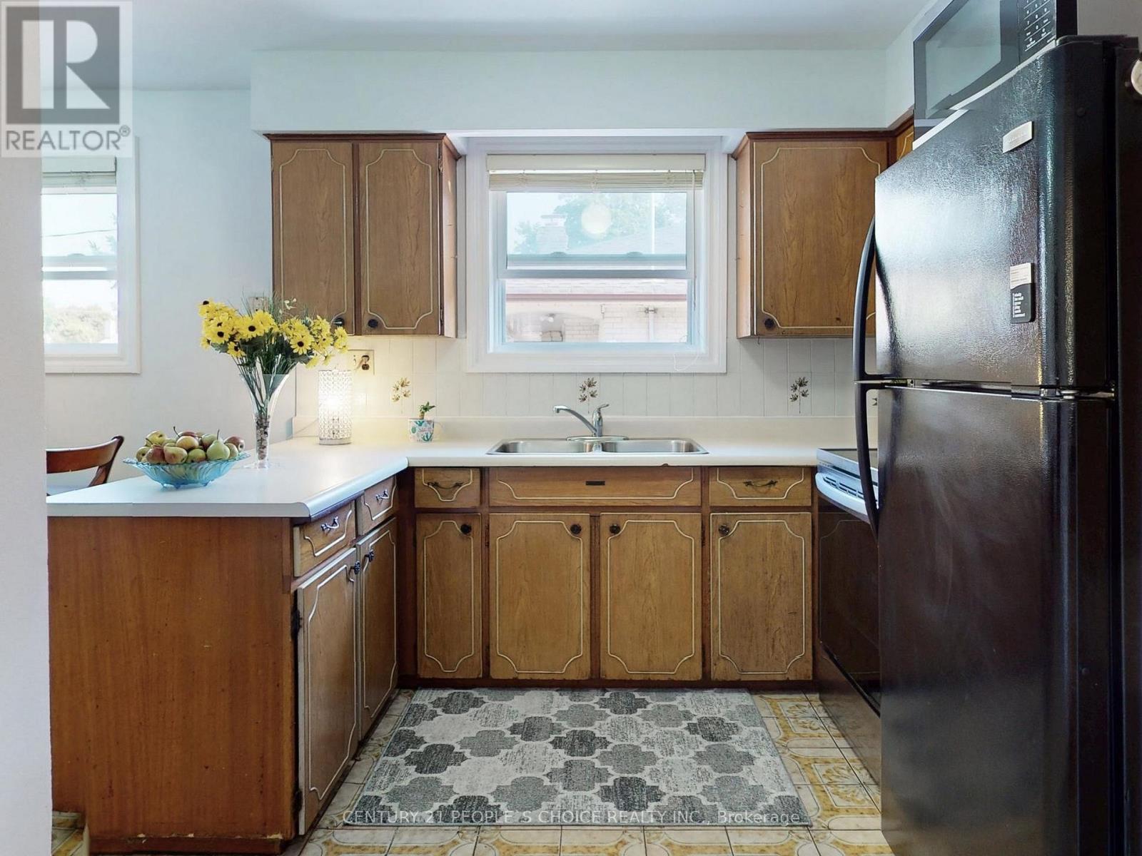 42 Clayhall Crescent, Toronto (York University Heights), Ontario  M3J 1W6 - Photo 8 - W12336448