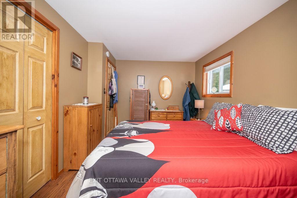51 Myrlin Way, Laurentian Hills, Ontario  K0J 1P0 - Photo 7 - X12336470