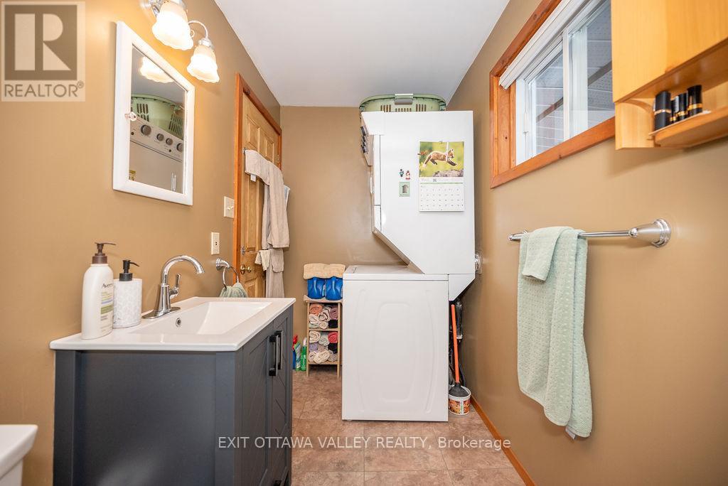 51 Myrlin Way, Laurentian Hills, Ontario  K0J 1P0 - Photo 9 - X12336470