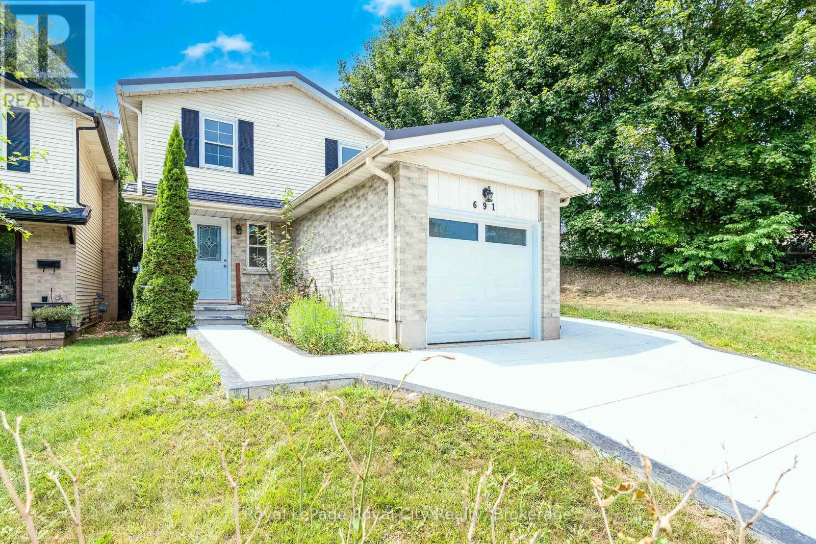 Property at 691 COLLEGE AVENUE W image 4