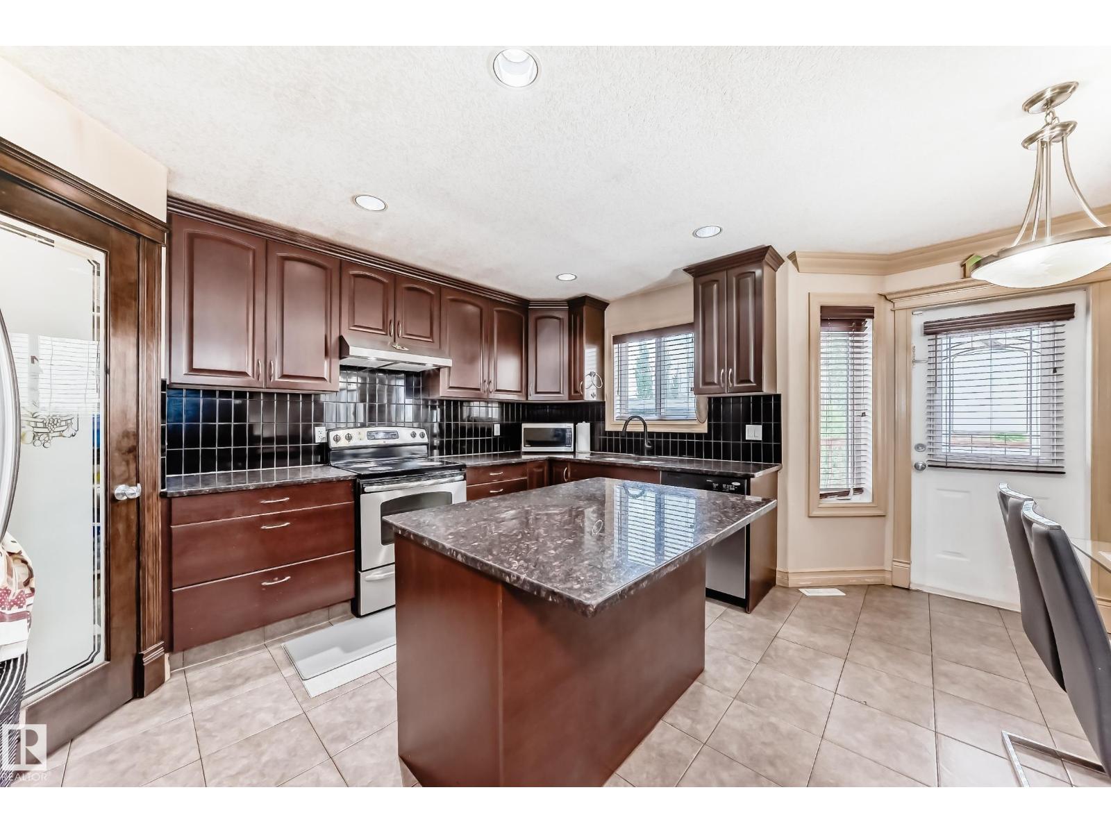 1913 33b Av Nw, Edmonton, Alberta  T6T 0H4 - Photo 4 - E4452352