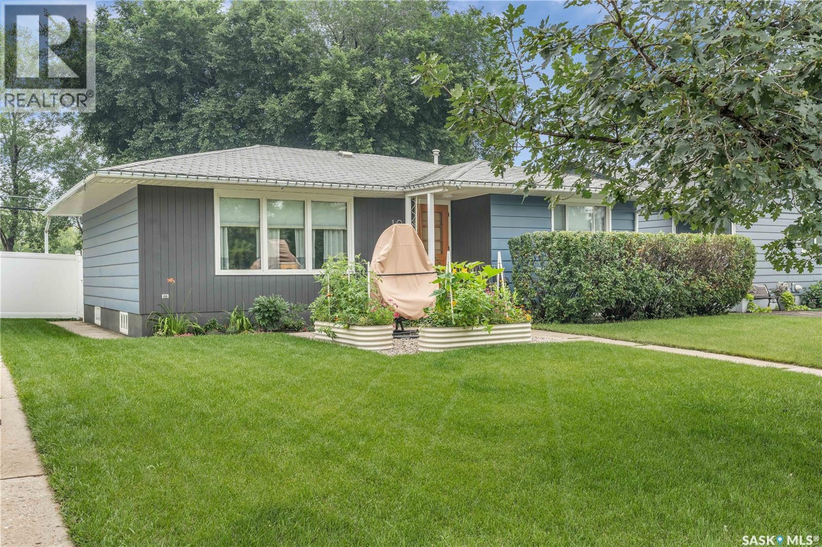 Property at 1917 Cumberland AVENUE S image 2