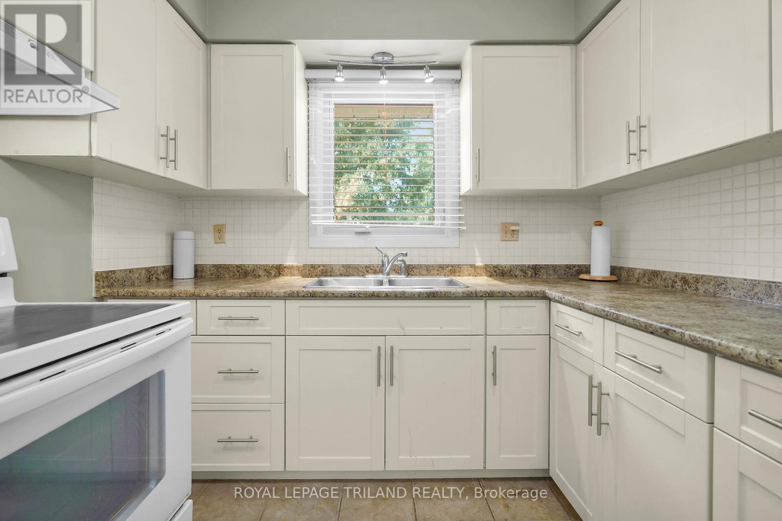 132 Ardsley Crescent, London North, Ontario  N6G 3W7 - Photo 11 - X12336734