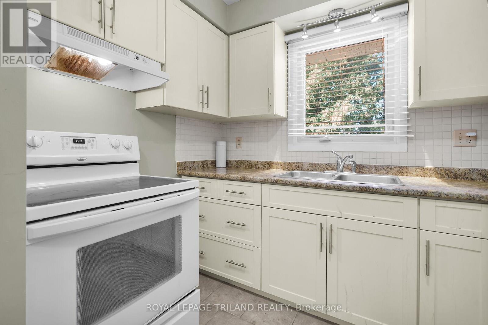 132 Ardsley Crescent, London North, Ontario  N6G 3W7 - Photo 9 - X12336734