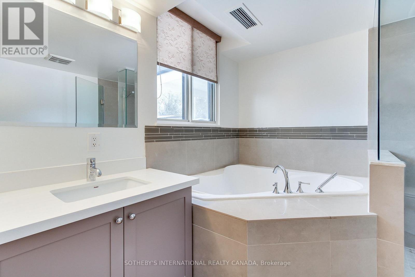 301 - 40 Harding Boulevard W, Richmond Hill (Harding), Ontario  L4C 9S5 - Photo 26 - N12335863