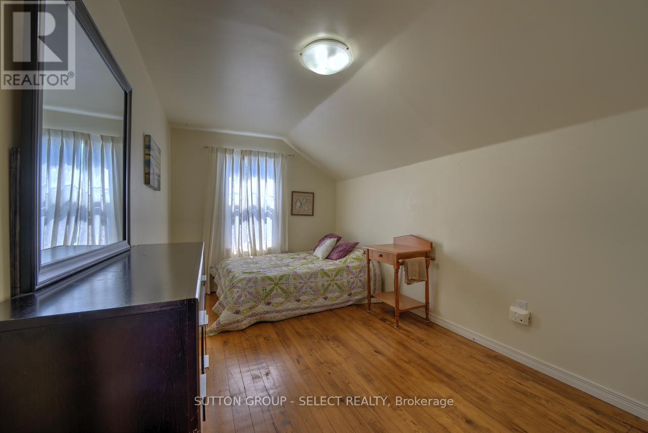 16 Huron Avenue, Lambton Shores, Ontario  N0M 1T0 - Photo 17 - X12336864