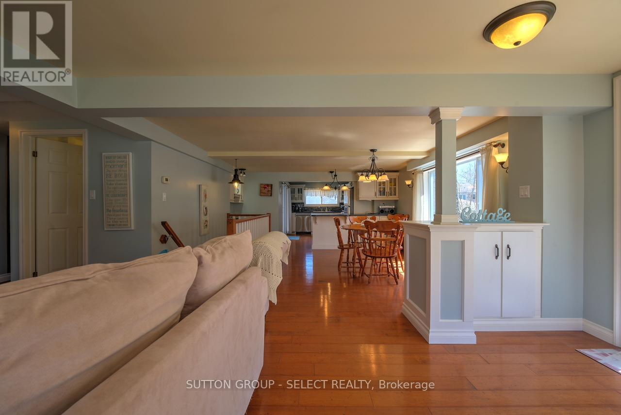 16 Huron Avenue, Lambton Shores, Ontario  N0M 1T0 - Photo 5 - X12336864