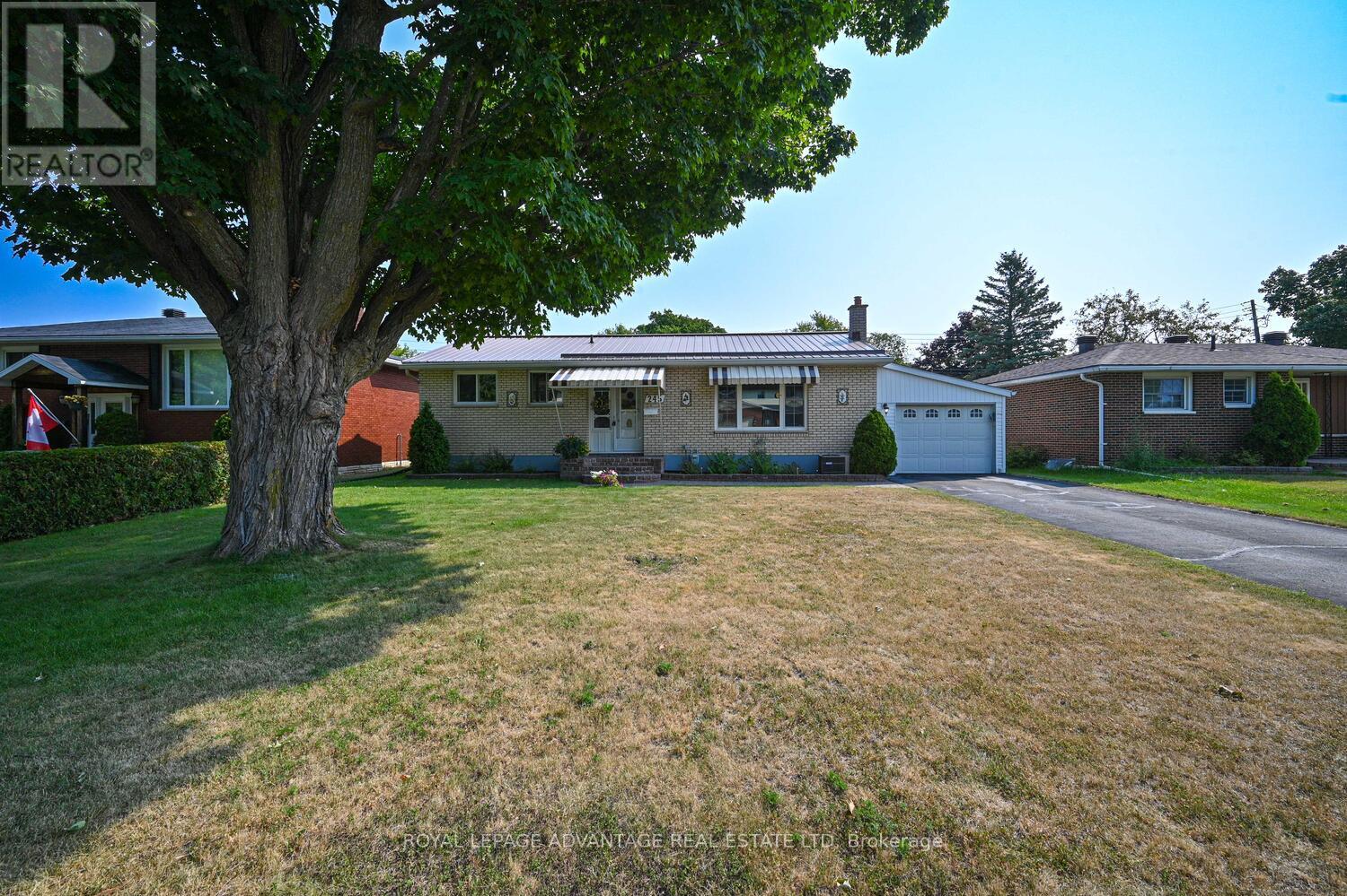 Property at 245 ALLAN STREET image 2
