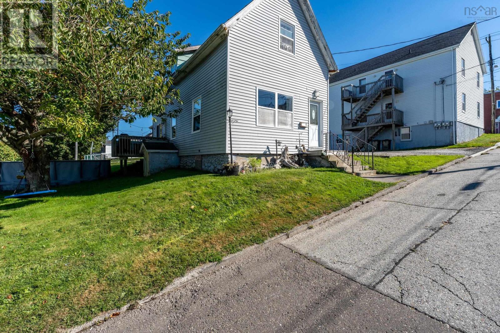 10 Store Street, Yarmouth, Nova Scotia  B5A 2Z2 - Photo 1 - 202423049