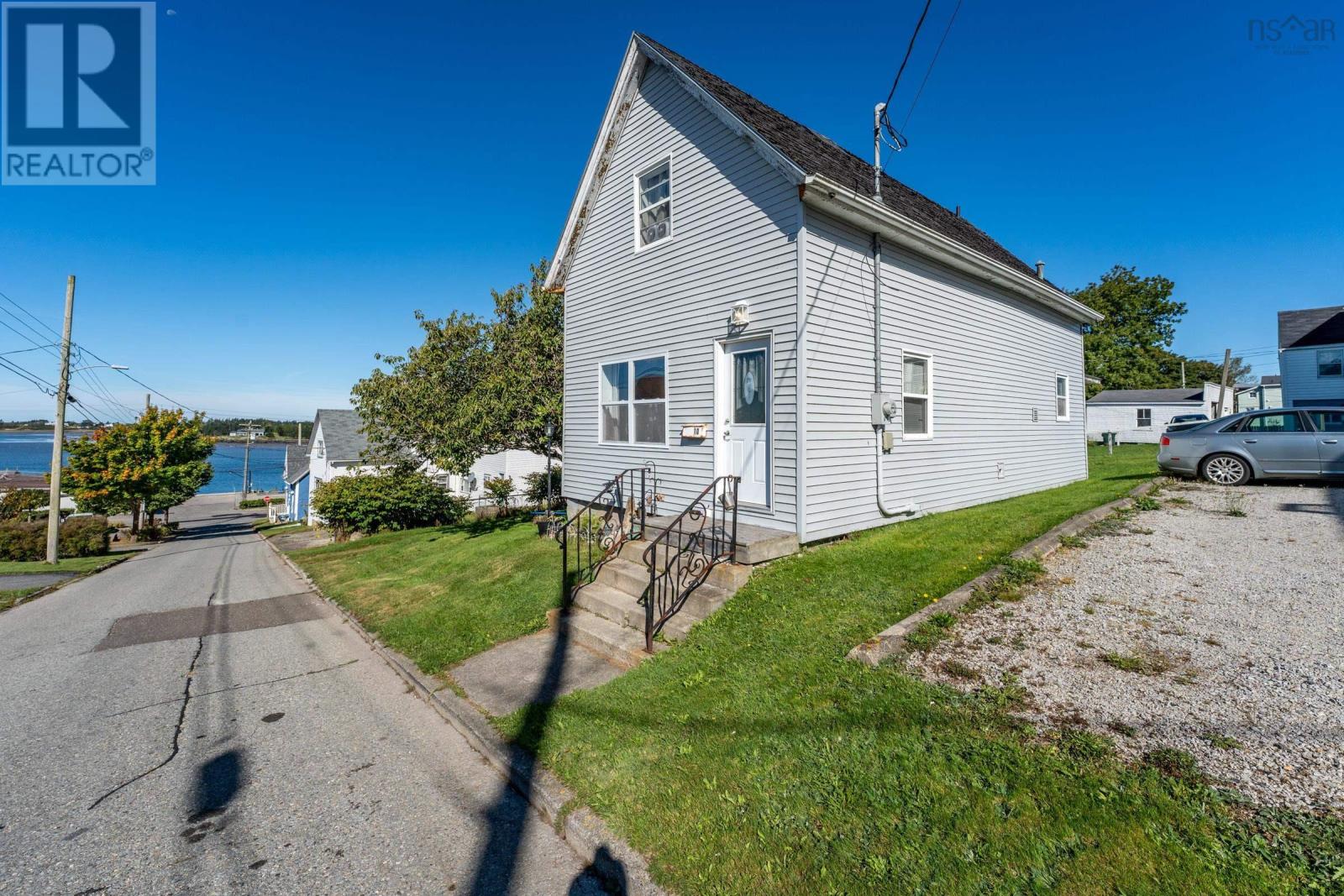 10 Store Street, Yarmouth, Nova Scotia  B5A 2Z2 - Photo 2 - 202423049