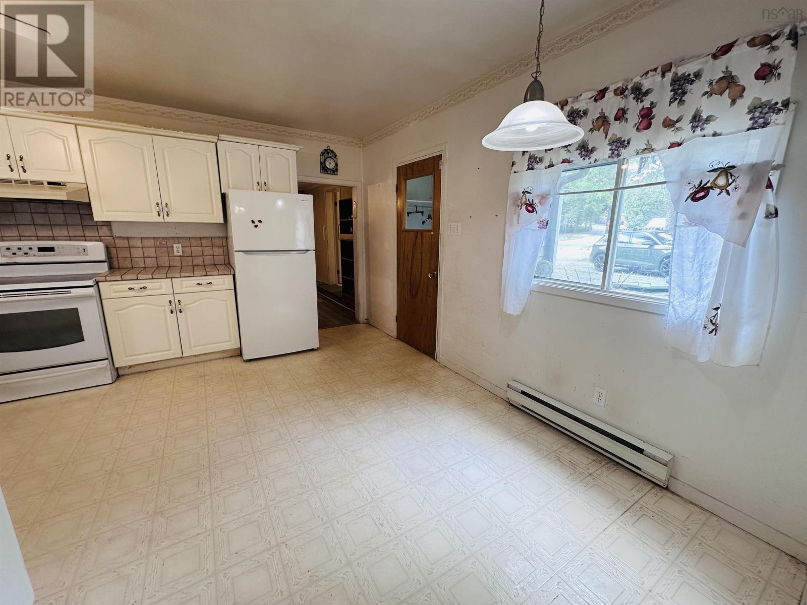 210 Victoria Road, Bridgewater, Nova Scotia  B4V 2N9 - Photo 4 - 202519635