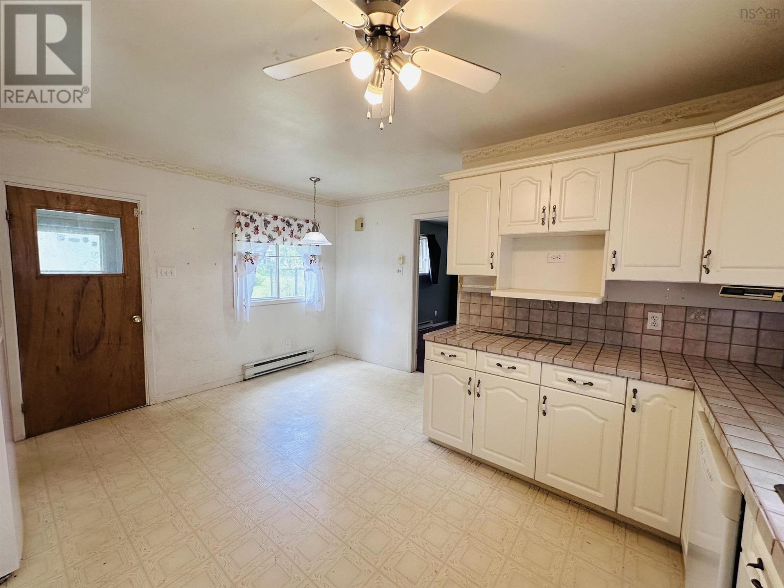 210 Victoria Road, Bridgewater, Nova Scotia  B4V 2N9 - Photo 5 - 202519635