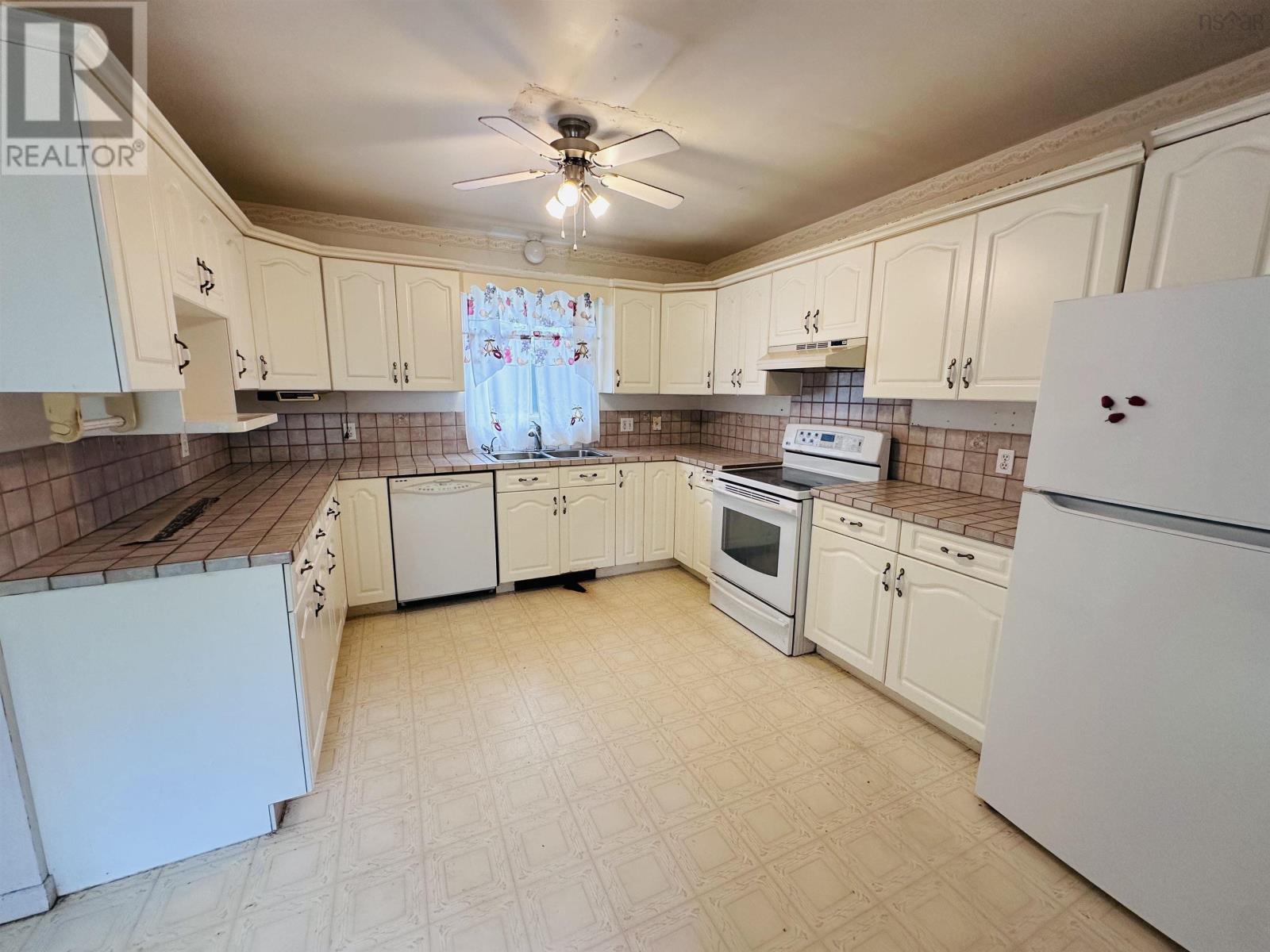 210 Victoria Road, Bridgewater, Nova Scotia  B4V 2N9 - Photo 3 - 202519635