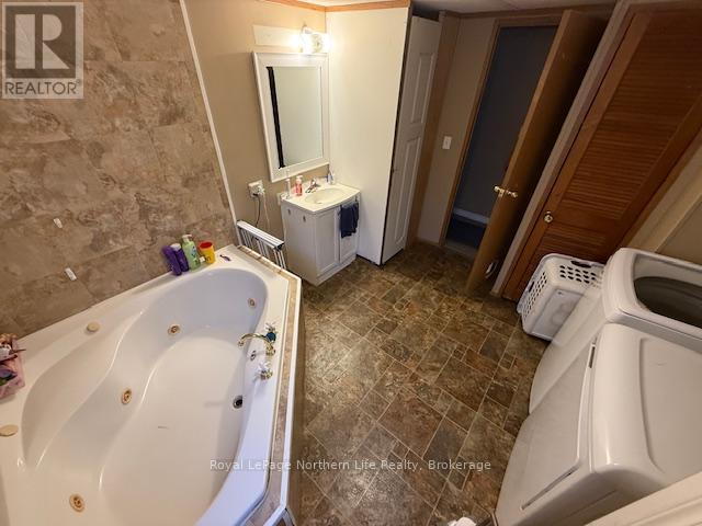 12 Hillcrest Drive, Temagami, Ontario  P0H 2H0 - Photo 13 - X12336988