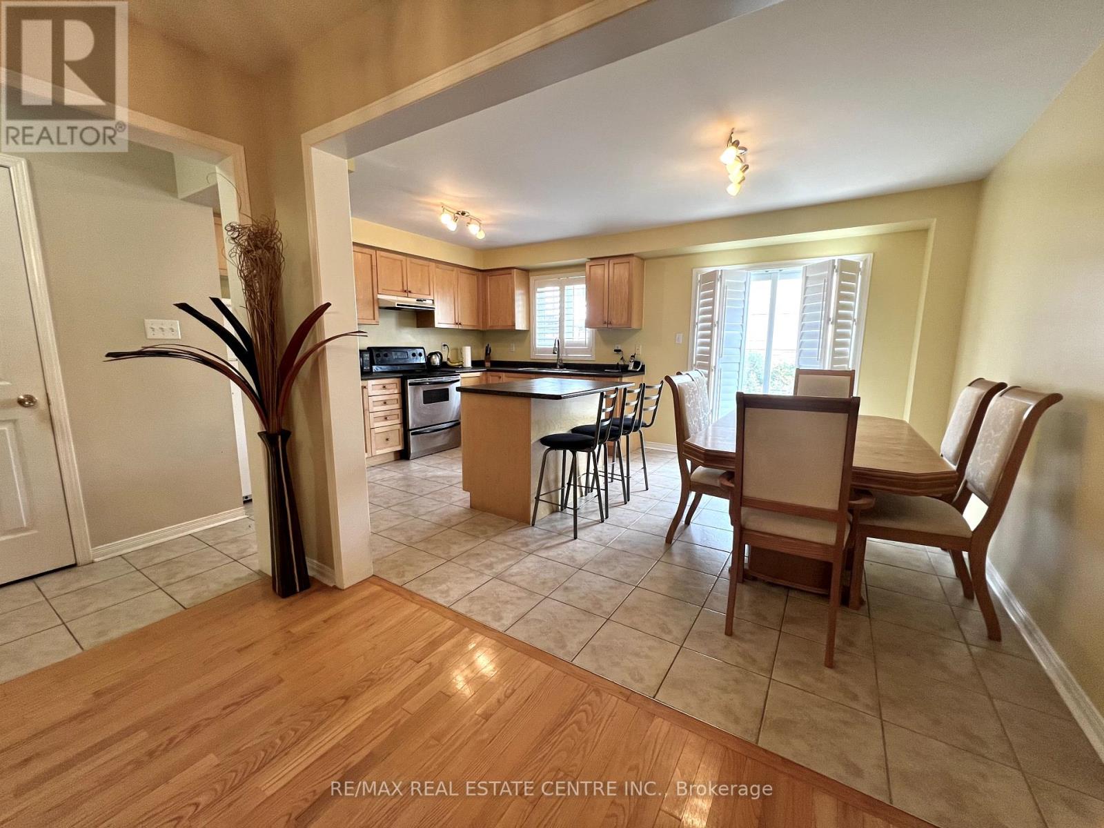 77 Zia Dodda Crescent, Brampton, Ontario  L6P 1J5 - Photo 3 - W12336790