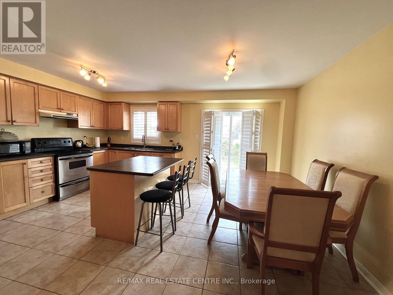 77 Zia Dodda Crescent, Brampton, Ontario  L6P 1J5 - Photo 4 - W12336790