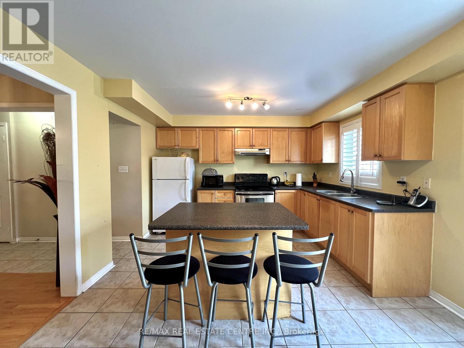 77 Zia Dodda Crescent, Brampton, Ontario  L6P 1J5 - Photo 5 - W12336790