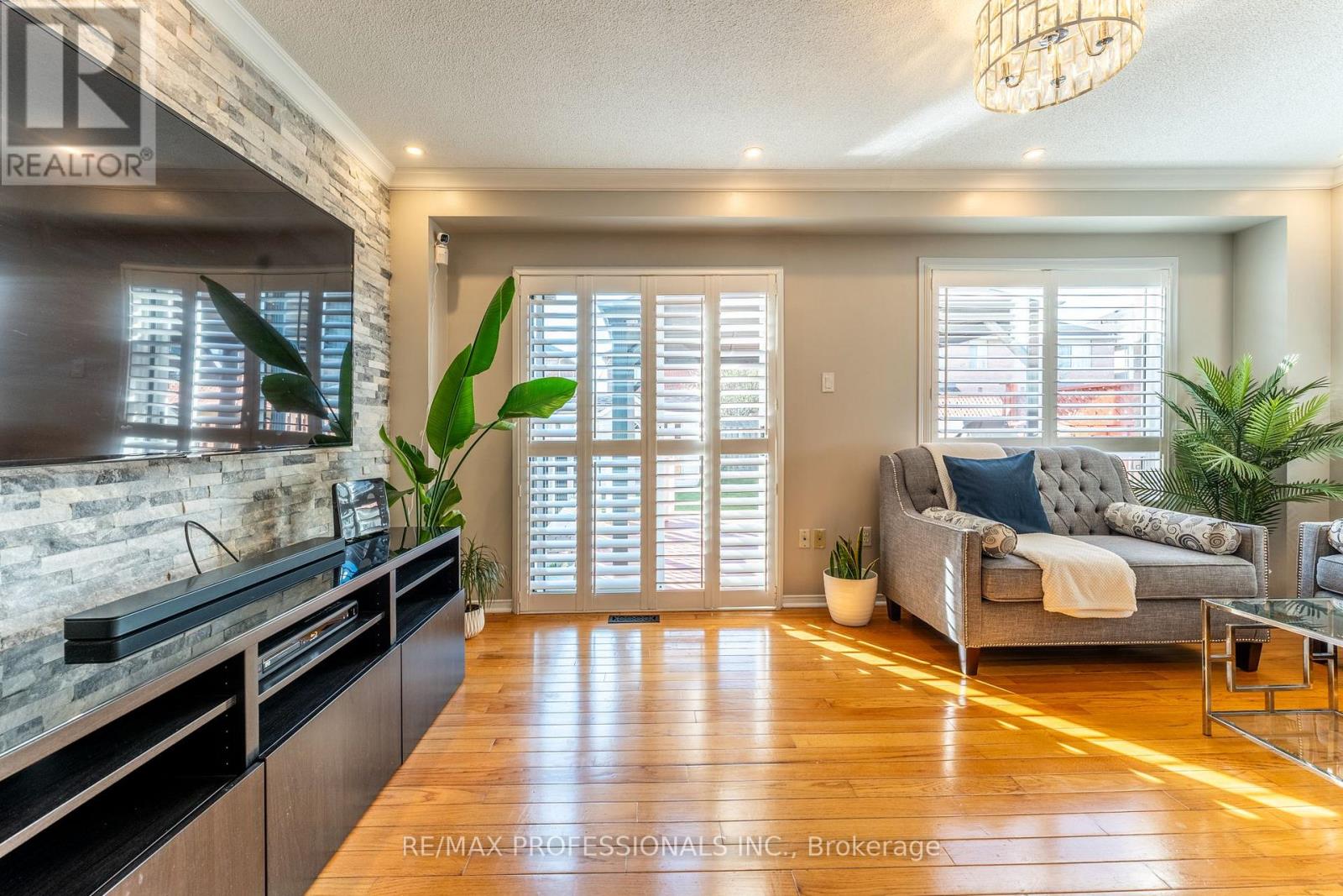 96 Lake Louise Drive, Brampton, Ontario  L6X 4Y6 - Photo 7 - W12336837