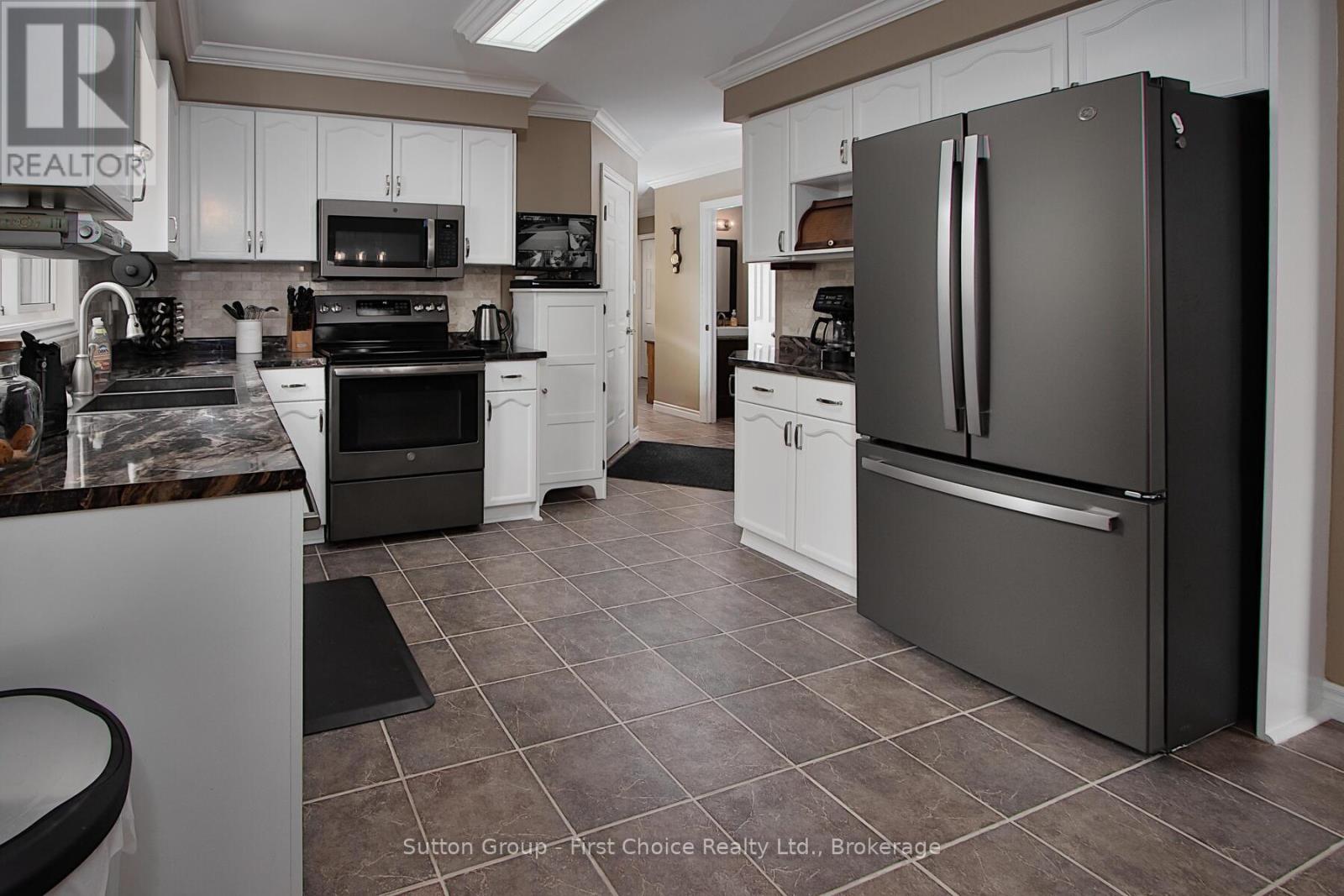 186 Waterloo Street W, South Huron, Ontario  N0M 1S2 - Photo 7 - X12268041
