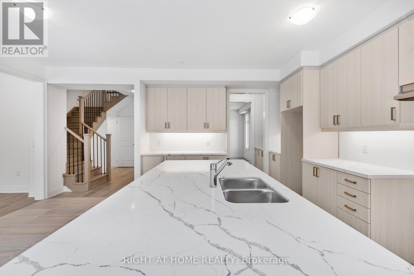 59 Cunningham Drive, Bradford West Gwillimbury, Ontario  L0G 1B0 - Photo 13 - N12337029