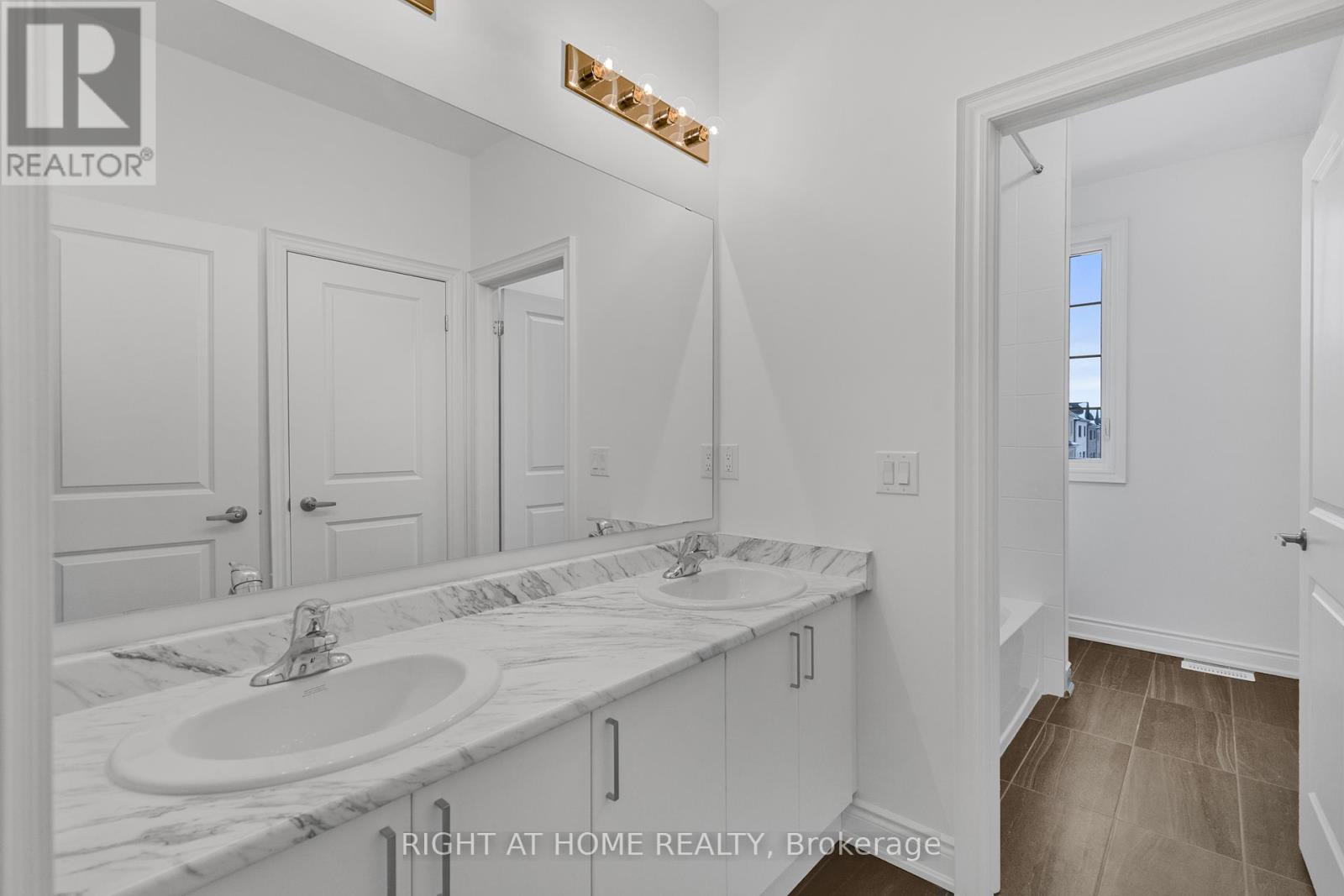 59 Cunningham Drive, Bradford West Gwillimbury, Ontario  L0G 1B0 - Photo 37 - N12337029