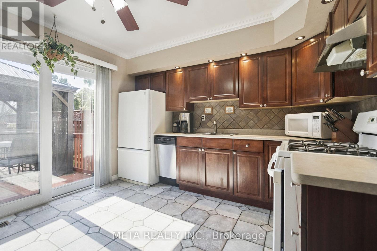 159 St. Andrews Drive, Hamilton, Ontario  L8K 5K1 - Photo 8 - X12336949