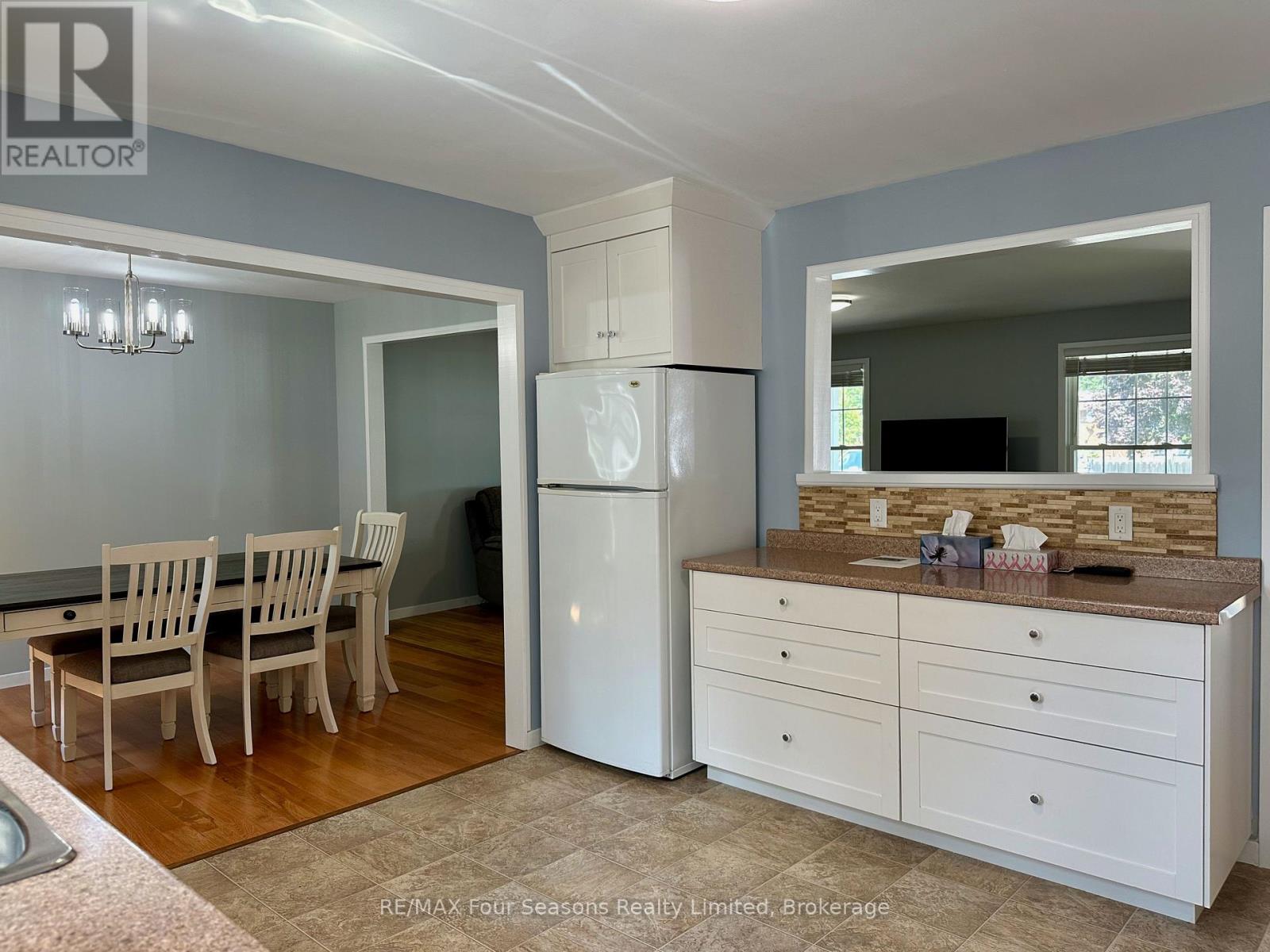 207 Christopher Street, Clearview, Ontario  L0M 1S0 - Photo 13 - S12330723