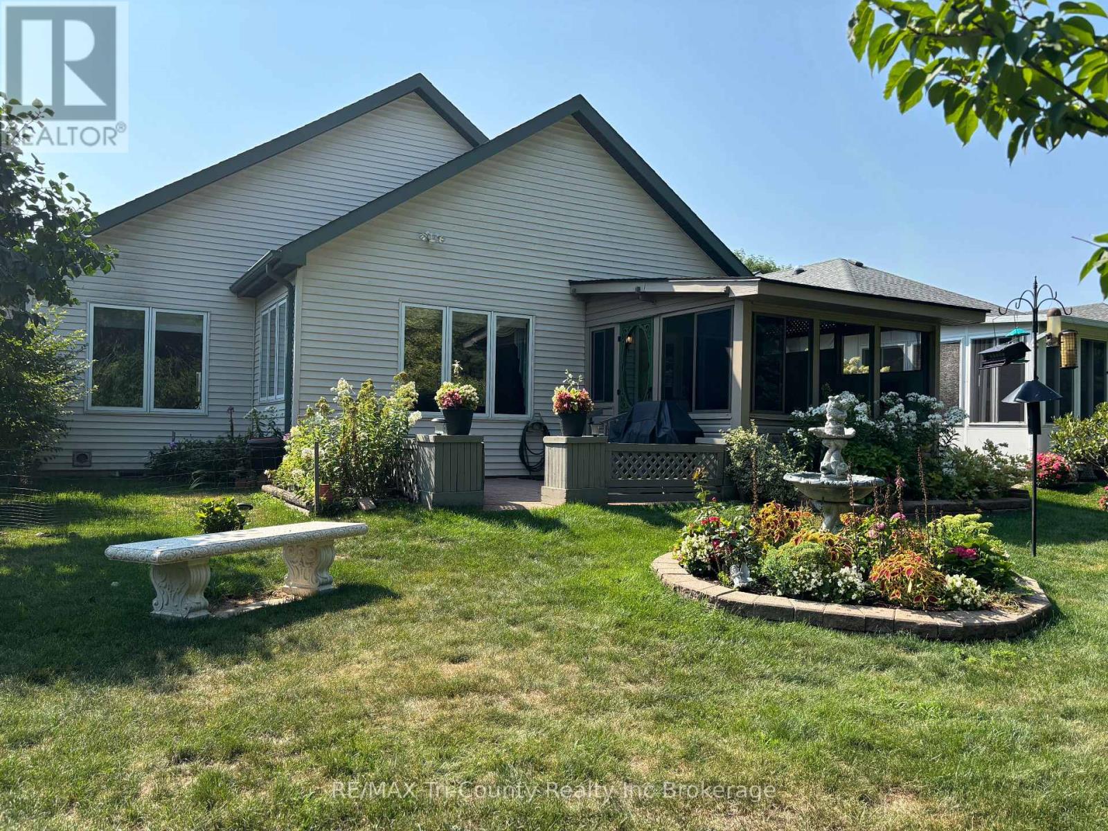 102 Wilson Avenue, Tillsonburg, Ontario  N4G 5T2 - Photo 2 - X12237885