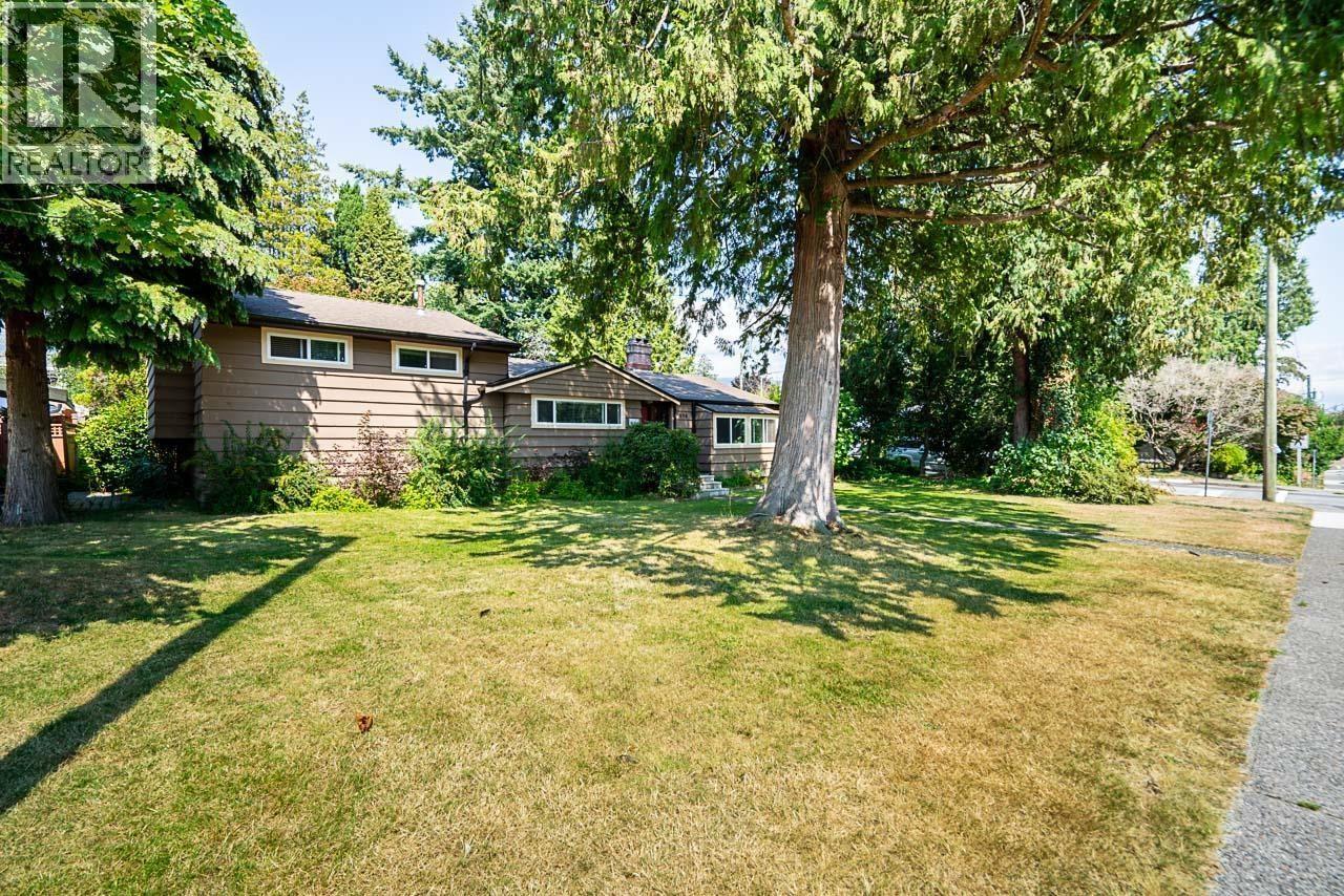 894 E 13th Street, North Vancouver, British Columbia  V7L 2M9 - Photo 2 - R3033549