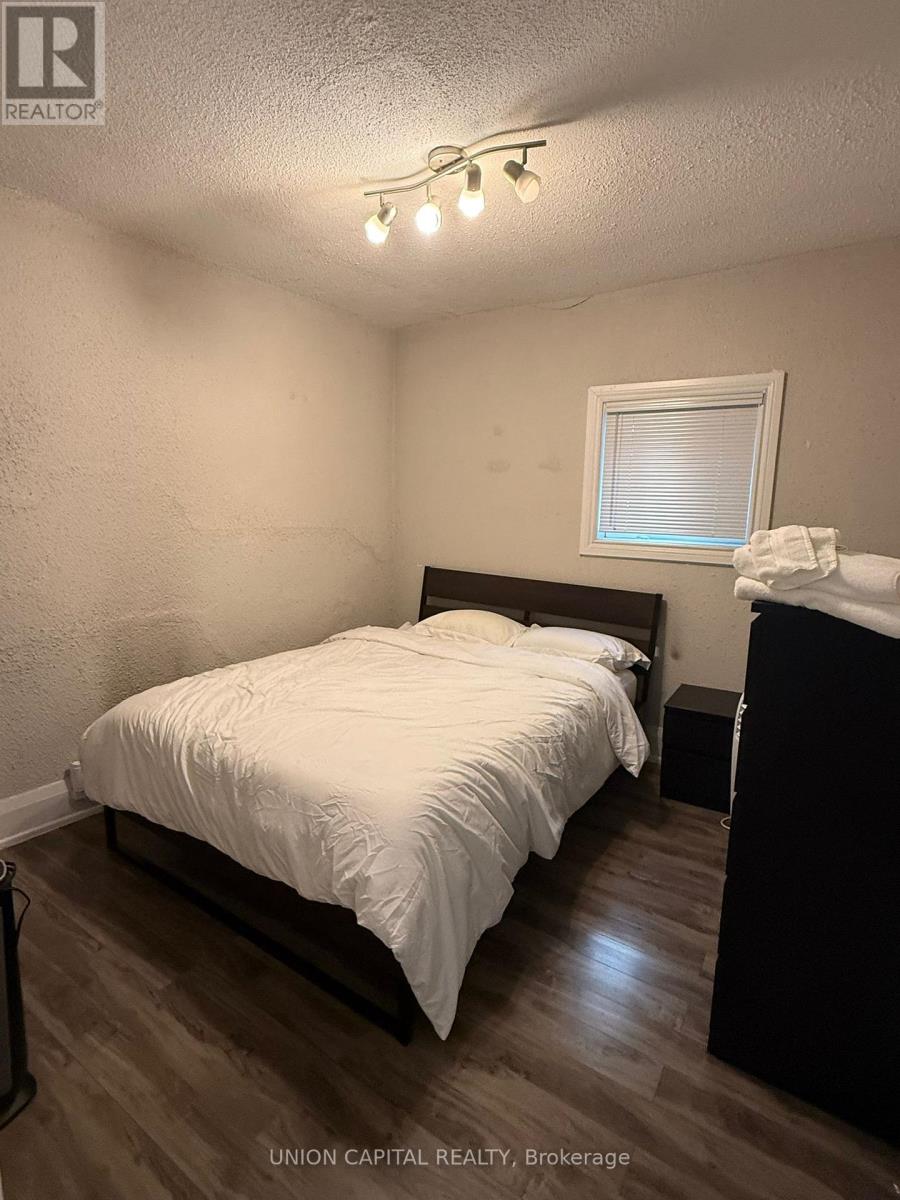 58 Centre Avenue, Toronto, Ontario  M5G 1R5 - Photo 6 - C12337391