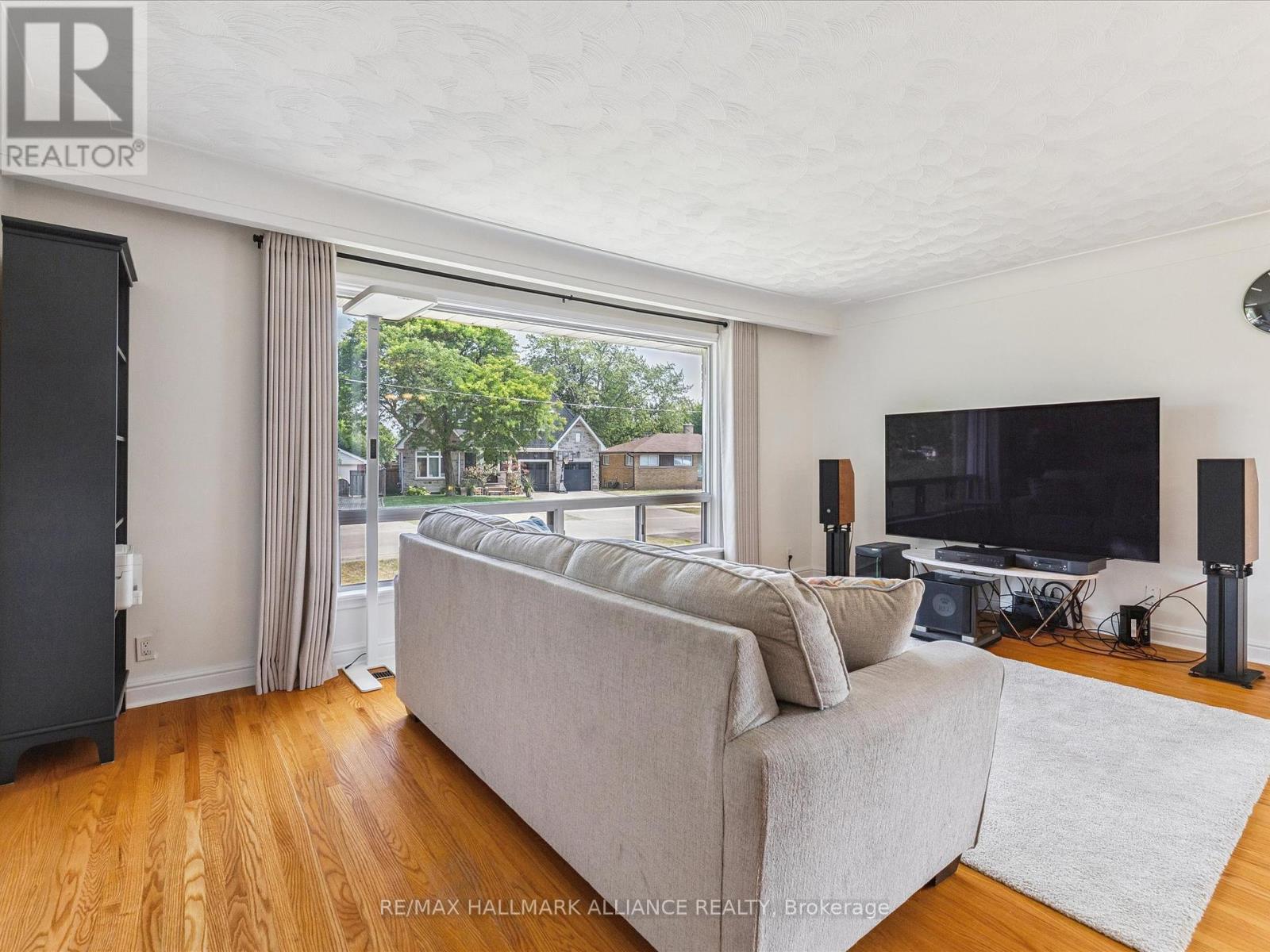 300 Burton Road, Oakville, Ontario  L6K 2K8 - Photo 9 - W12336219