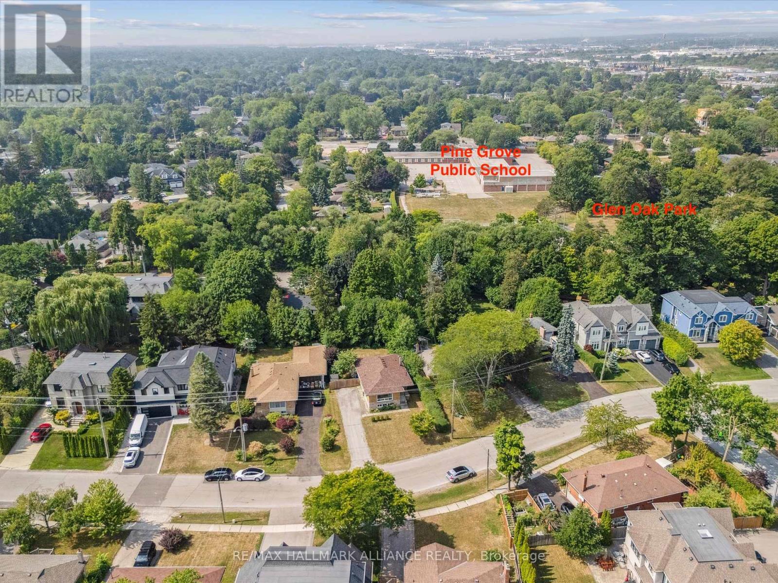 300 Burton Road, Oakville, Ontario  L6K 2K8 - Photo 7 - W12336219