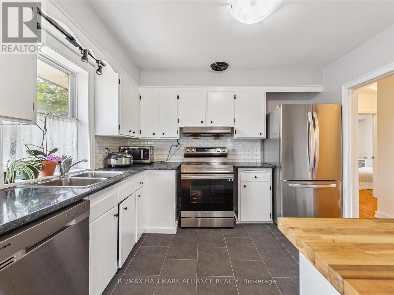 300 Burton Road, Oakville, Ontario  L6K 2K8 - Photo 13 - W12336219