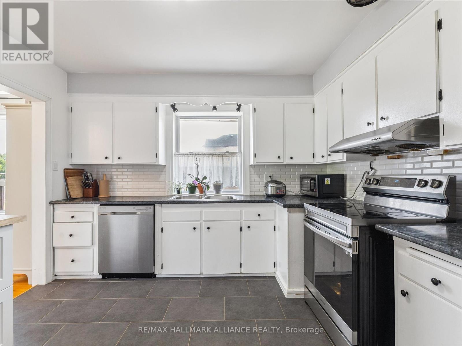 300 Burton Road, Oakville, Ontario  L6K 2K8 - Photo 14 - W12336219