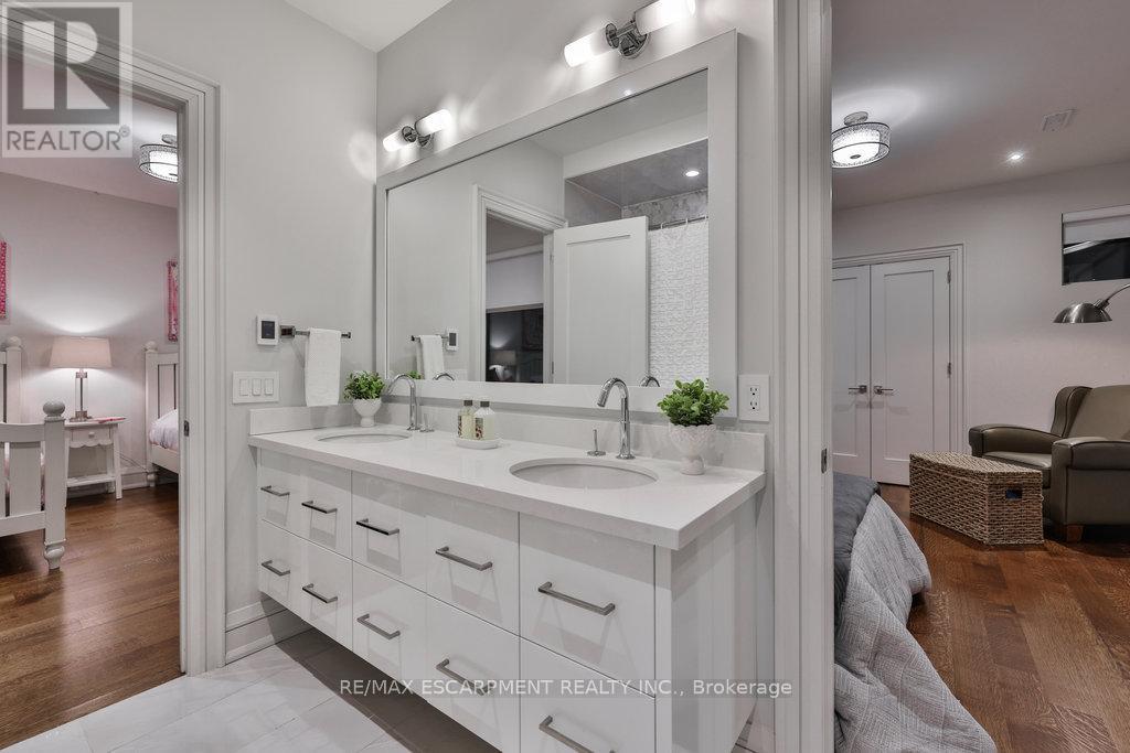 1293 Woodland Avenue, Mississauga, Ontario  L5G 2Y1 - Photo 27 - W12332834