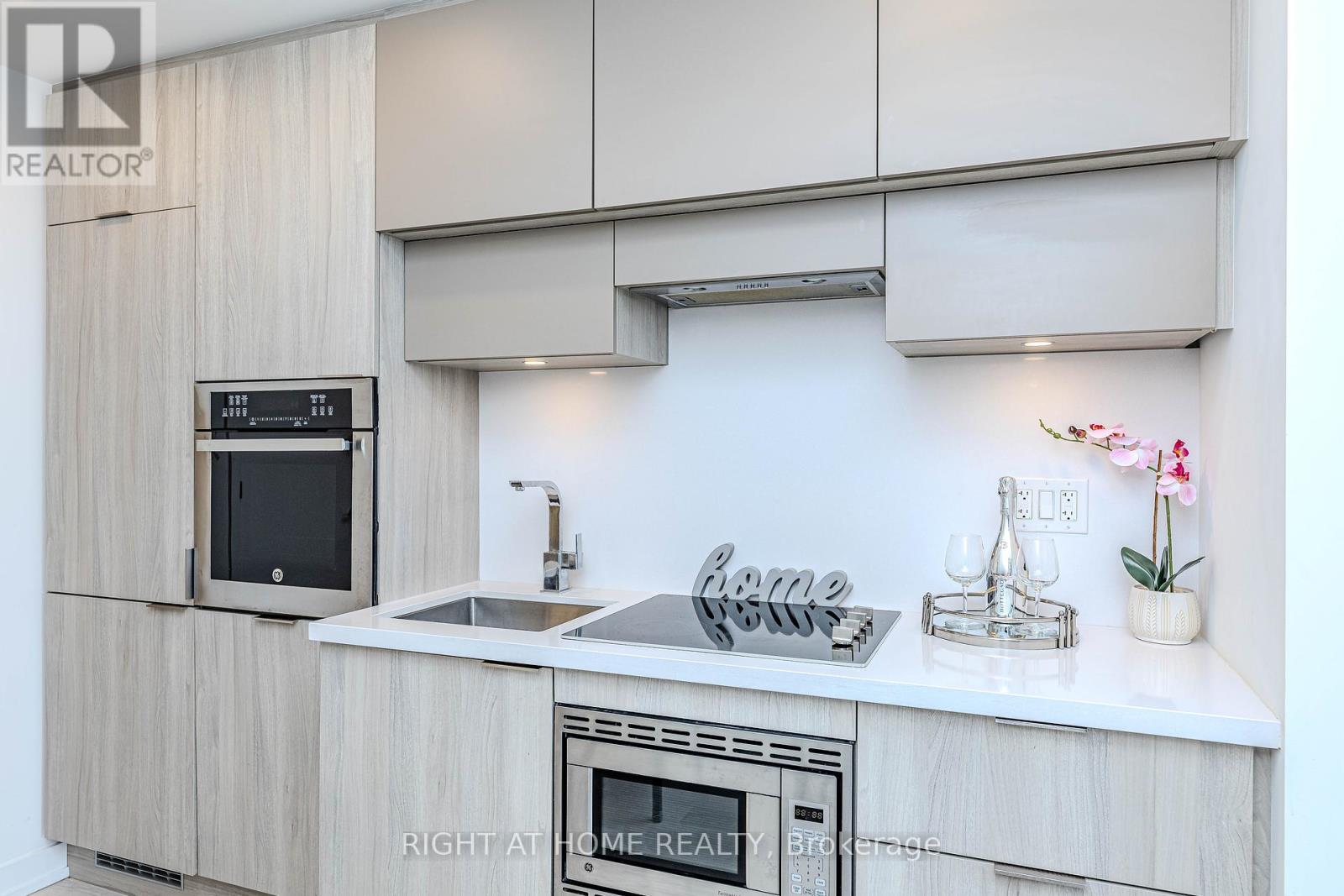 1301 - 39 Roehampton Avenue, Toronto, Ontario  M4P 0G1 - Photo 7 - C12337560