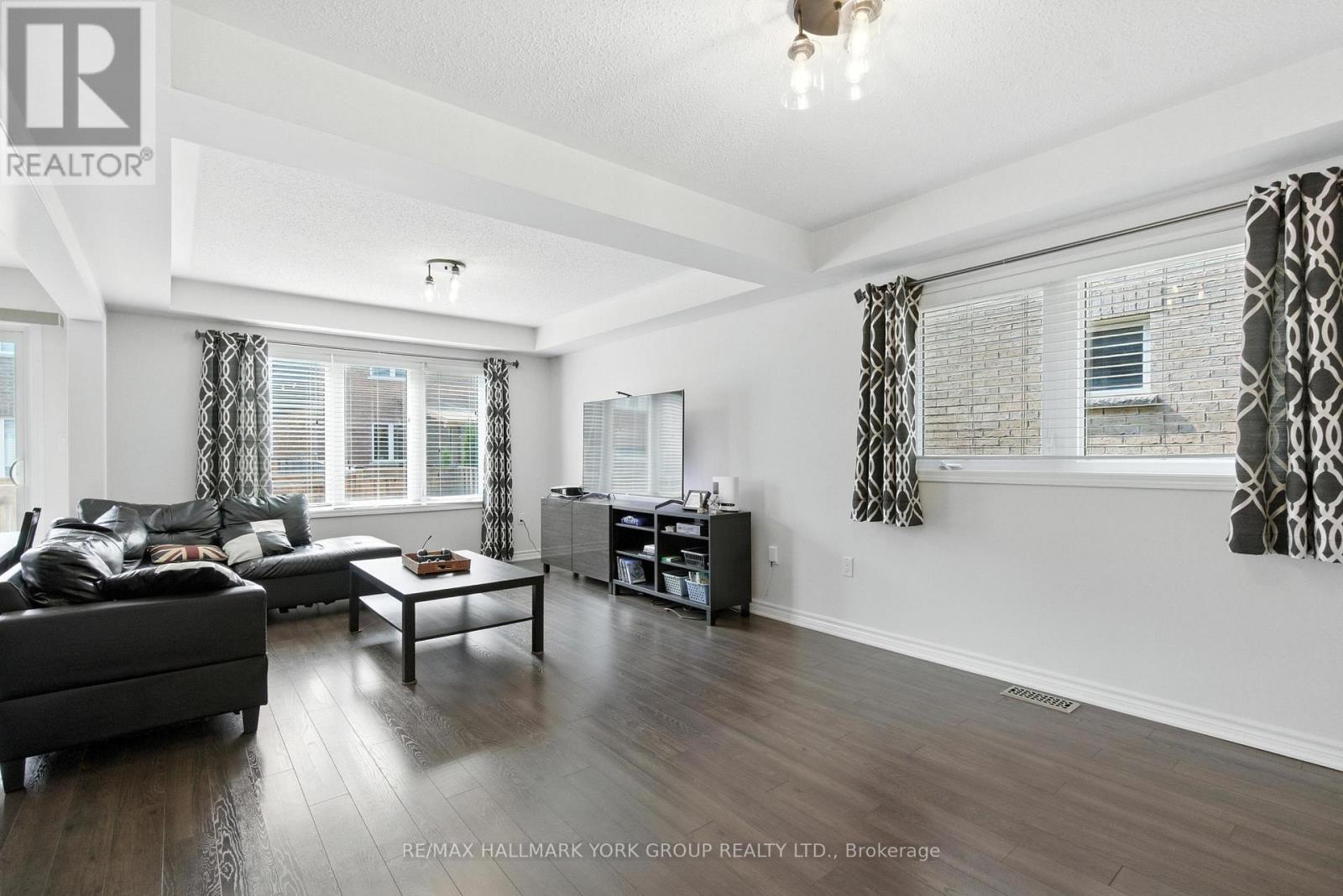 40 Hutt Crescent, Aurora, Ontario  L4G 0T3 - Photo 9 - N12337526