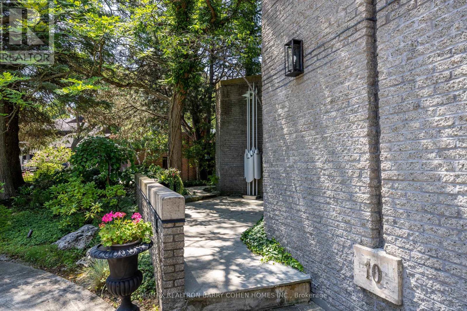 10 Penwood Crescent, Toronto, Ontario  M3B 2B9 - Photo 5 - C12317000